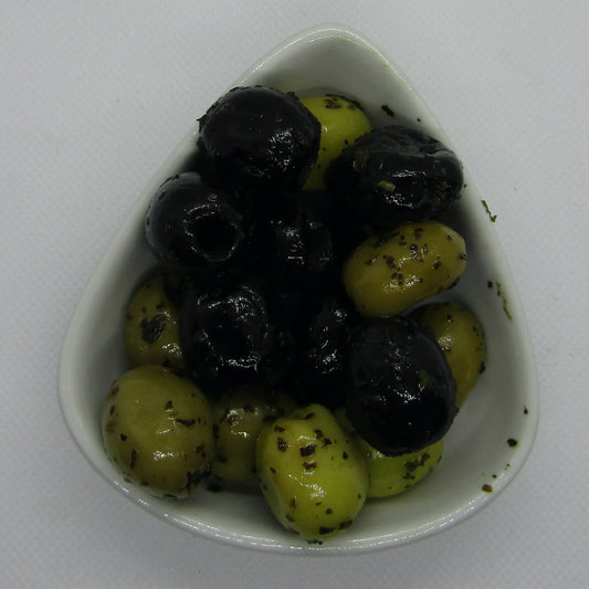 Gemengde basilicum olijven