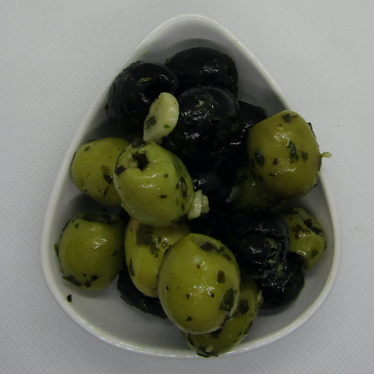 Gemengde knoflook olijven